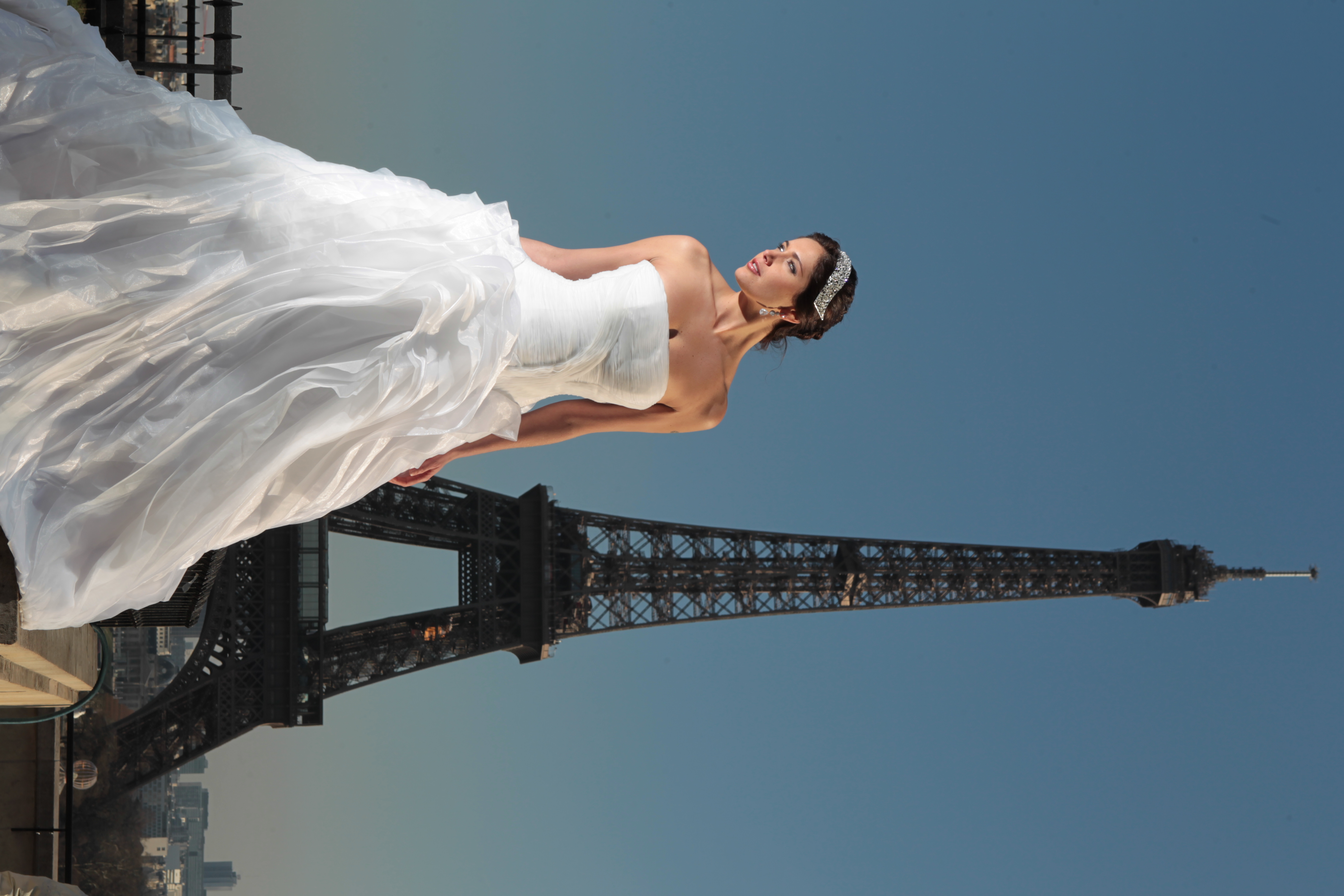 Vestido de noiva na Torre Eiffel