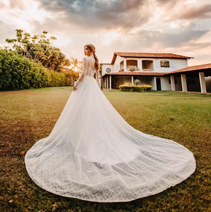Vestido de noiva no jardim do Atelier Maria Virgínia