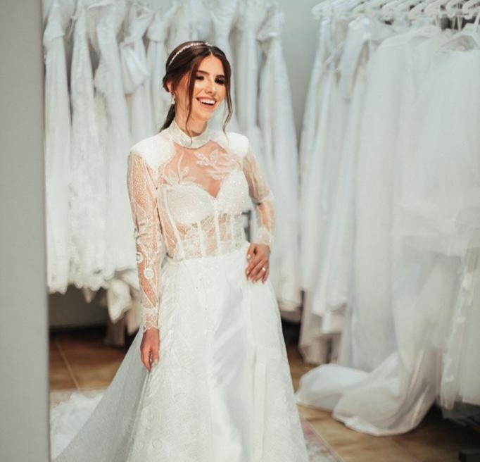 Vestido de noiva na saça de provas do Atelier Maria Virgínia